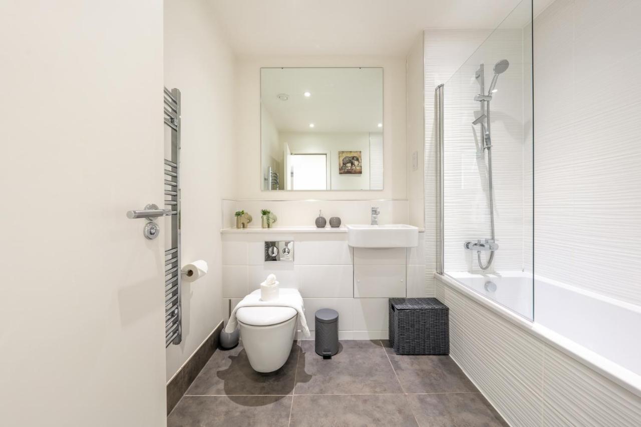 Luxury One Bedroom Serviced In The Heart Of *