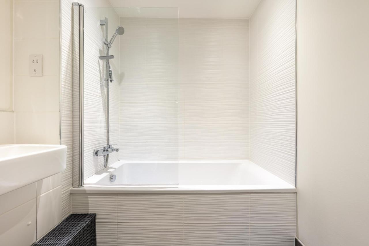 Luxury One Bedroom Serviced In The Heart Of *