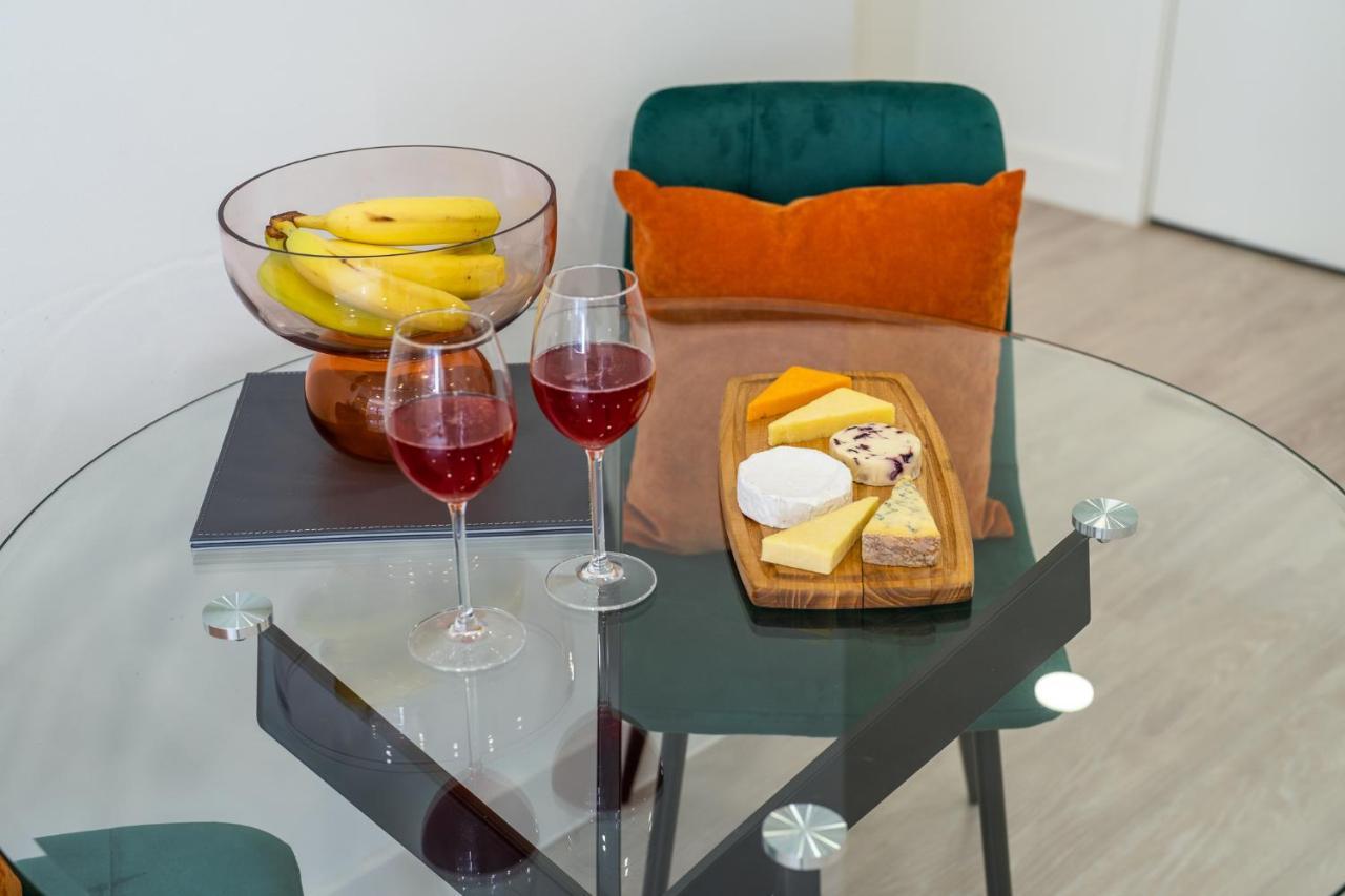 Luxury One Bedroom Serviced In The Heart Of *