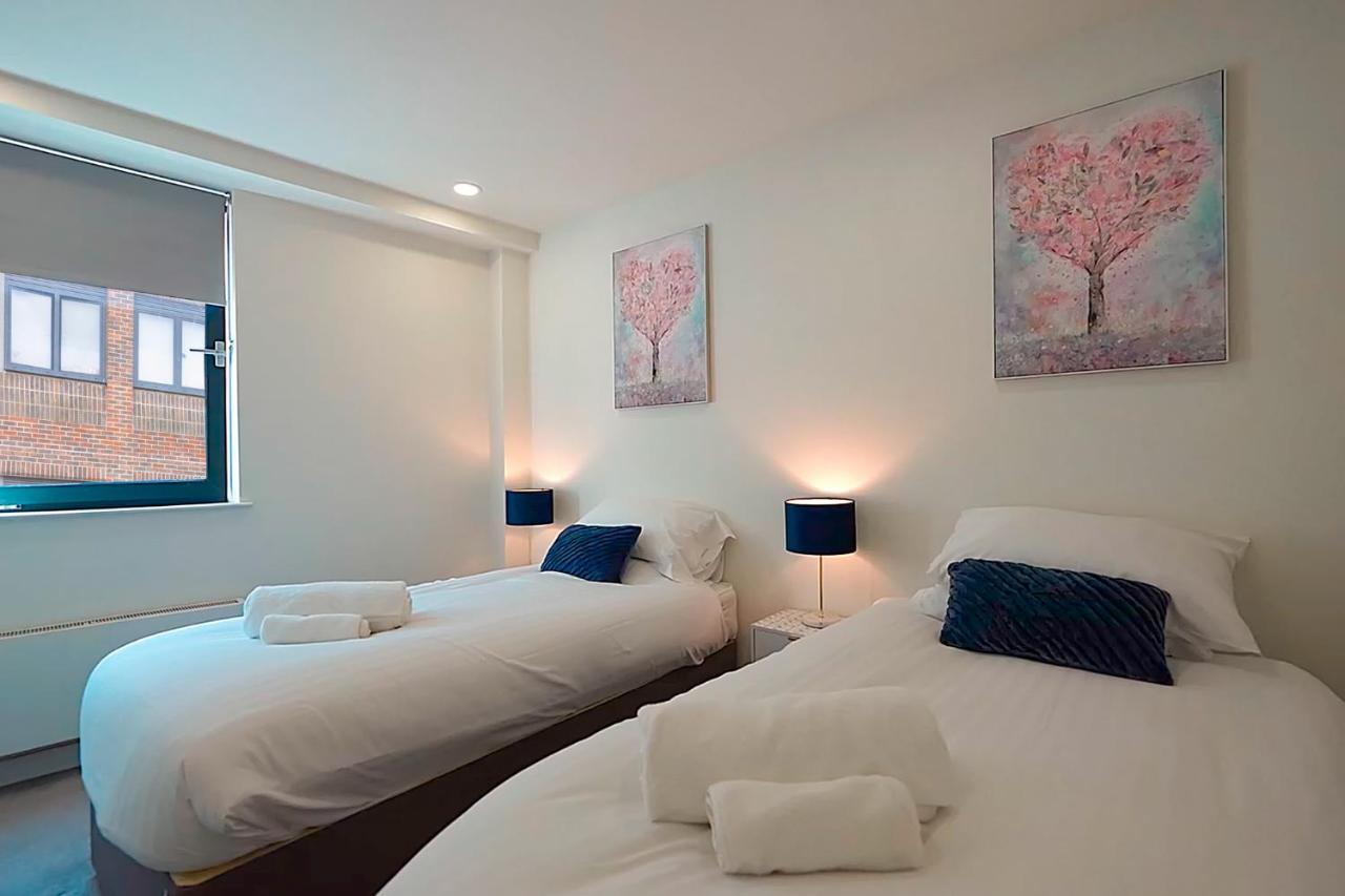 Luxury One Bedroom Serviced In The Heart Of *
